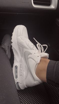 nike shoes Shoes Nike Aesthetic, Trendy Shoes 2023, White Gym Shoes, Popular Nike Shoes, Nike Aesthetic, Nike Gym Shoes, Nike Shoes Women Fashion, Sporty Shoes