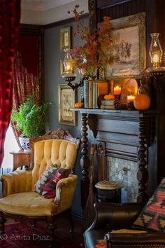 Fall Colors Living Room, Vintage Parlor Room Ideas, Cozy Victorian Bedroom, Halloween Interior Design, Maximalist Mantle, Victorian Fall Decor, Cozy Victorian Living Room, Whimsigoth Interior Design, Colorful Whimsigoth