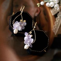 Elegant and chic. This pair of purple earrings is the must-have for your spring jewelry box. Several delicate hydrangea flower petals are layered on a 14K gold plated hook, light and beautiful. /All the flowers have been properly dehydrated before being coated/cast in resin so that the color stays fresh-looking for seasons/ Purple Hydrangea, Hydrangea Purple, Real Flower Jewelry, Spring Jewelry, Purple Earrings, Diamond Bar, Acrylic Flowers, Free Earrings, Hydrangea Flower