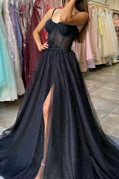 Vestido preto com renda Glitter Prom Dress, Formal Dresses Graduation, Ruffle Prom Dress, Spaghetti Strap Prom Dress, Tulle Evening Dress, Graduation Dresses, Long Evening Gowns, Masquerade Party