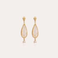 Boucles d'oreilles dorées à l'or fin, composées d'une nacre blanche sertie taillée en goutte facettée. Elles sont habillées d'une petite grappe de perles de rocaille colorées.<br />Longueur : 4 cm - Largeur : 1 cm<br />Poids (par boucle d'oreille) : 3 g Mother Of Pearl Earrings, Pop Bottles, Metal Earrings, Gold Plated Earrings, Lifestyle Shop, Chic Boutique, Fashion Stylist, Luxury Retail, Kids Bags