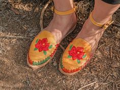 Hand made Mexican leather sandals Long lasting Style with dresses or jeansPerfect for any occasion Crop Top Traditional, Sunflower Hat, Mexican Sandals, Mexican Mask, Mexican Serapes, Mexican Blouse, Graduation Stole, Painted Hats, Slip On Sandals