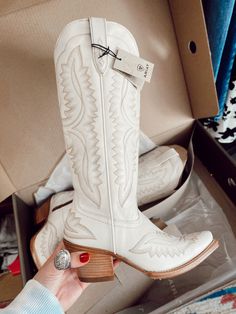 Ariat Casanova Blanco Boots – Gypsy Pearl Tx Cowgirl Bridal Boots, Ariat Pearl Boots, White Jeans Country Outfit, Weatern Wedding Boots, Ariat Wedding Boots, Jean Shorts With White Cowboy Boots, Blingy Cowgirl Boots, Country Western Wedding Boots, Pointed Cowgirl Boots