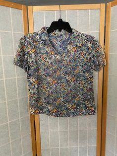 Gorgeous 1940’s rainbow short sleeve blouse. Pulls over the head, has a single snap at the collar. One line of sun fading on the left shoulder. Has a few pin holes on the back and a hole in the front. See all photosBust: 36”Waist: 36”Shoulder to hem: 19.5” Pink Flapper Dress, Deco Wedding Dress, Art Deco Wedding Dress, Silk Long Sleeve Blouse, Long Sleeve Chiffon Dress, Paisley Shorts, Wedding Dress Belt, Velvet Shirt, Lace Blue Dress