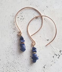 Good looking deep blue indigo gemstone hoop style earrings Beaded Wire Wrapped Earrings, Beads Artwork, Handmade Wire Earrings, Rock Earrings, Wire Earrings Handmade, Copper Jewellery, Easy Jewelry, Rainbow Jewelry, Indian Jewelry Sets