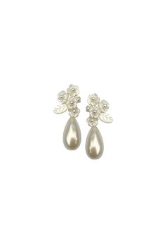 pair of earrings with flowers and pearls