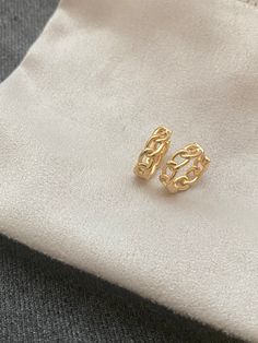 These 18K Gold Filled Cuban Link Clicker Earrings are the perfect everyday look. Material: 18K Gold Filled Size: 1/2 inch Closure: Clicker Gold-filled is an actual layer of gold pressure-bonded to brass, Gold filled is not to be confused with gold plating as it is filled with literally a 100% more gold than gold plating. Gold-filled is much more valuable and more durable. Gold Hoop Cartilage Earrings For Anniversary, Gold-plated Cartilage Earrings, Gold Hypoallergenic Hoop Clip-on Earrings, Gold-plated Round Cartilage Earrings, Gold-plated Tarnish-resistant Cartilage Earrings, Gold-plated Pierced Cartilage Earrings, Gold Round Clip-on Earrings For Everyday, Gold Small Hoop Cartilage Earrings, Elegant Gold Huggie Cartilage Earrings