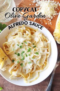 White creamy sauce on fettuccine noodles sprinkled with parsley leaves Olive Garden Chicken Alfredo, Lasagna Fritta, Noodles Lasagna, Olive Garden Chicken Alfredo Recipe, Copycat Olive Garden Alfredo Sauce, Copycat Olive Garden Chicken, Copycat Olive Garden Alfredo, Olive Garden Alfredo, Chicken Alfredo Recipe