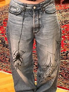 Custom Jeans Diy, Bleaching Clothes, Jeans Drawing, Punk Fashion Diy, Painted Clothes Diy, Diy Clothes Design, Diy Fashion Clothing, Painted Jeans, Denim Diy