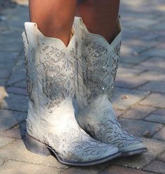 Mode Country, Cowgirl Boots Wedding, Wedding Cowboy Boots, Classic Black Boots, Country Shoes, White Cowboy Boots, Bota Country, Wedding Boots, Square Toe Boots