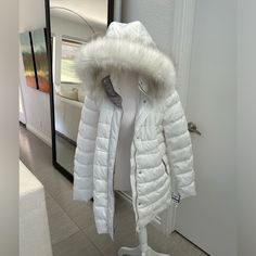 Super Cute Nwt Coat/Jacket White With Hood. Faux Fur Trim Size Xl. Puffer Coat With Hood, White Puffer Jacket, White Puffer, Fur Hood Coat, New York Outfits, Cute Coats, Fitted Coat, White Fur, Puffy Jacket