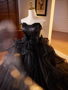 Embrace your inner gothic princess with this exquisite wedding dress. Crafted with meticulous attention to detail, this gown combines comfort and style. Corset Back Wedding Dress, Elegant Corset, Simple Satin Wedding Dress, Nontraditional Wedding Dress, Flower Prom Dress, Structured Corset, Gothic Princess, Champagne Evening Dress, Green Wedding Dresses