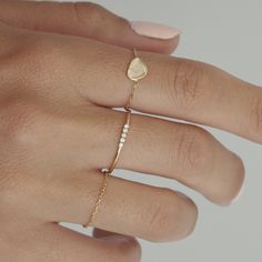 Bague chaîne forçat en or recyclé 18 carats (750 millièmes). (Pour ce modèle, nous vous conseillons de prendre deux tailles au-dessus de votre taille habituelle.) Poids de l’or : 0.36 g – 0.42 g Les tailles 47, 49, 51, 52, 53, 54, 55, 56, 57, 58, 59, 60 et 61 sont disponibles en or jaune.Les tailles 44, 50, 53, 56 et 59 sont disponibles en or rose.Les tailles 53, 54, 55, 57, 58 et 61 sont disponibles en or blanc.Elles peuvent être prêtes en 2h en Click & Collect, et livrées sous 48h. Pour toutes Black Diamond Chain, Wedding Ring Necklaces, White Diamond Ring, Wedding Rings Unique, Take Two, Proposal Ring, Sustainable Jewelry, Gold Wedding Rings, Recycled Gold