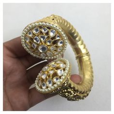 Traditional Metal Bangle With Tilla, Traditional Metal Bangle For Rituals, Navratri Bangle With Cutdana Details, Cutdana Bangle Jewelry For Navratri, Cutdana Bangle For Navratri, Navratri Cutdana Bangle Jewelry, Navratri Temple Jewelry Toe Ring, Elegant Cutdana Bracelets For Navratri, Elegant Beaded Bracelets For Navratri