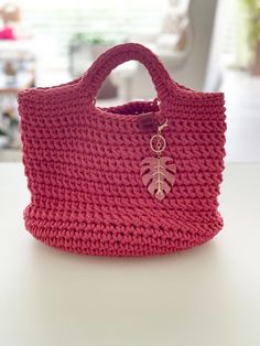 This large CityBag is an original creation that identifies the young LASTE' brand. Large buckets, soft but resistant, strictly to be carried by hand in bright colors: coral, turquoise, yellow as well as pastel tones: rope and cream. If you see one around, be sure it will have the signature LASTE '. Made with 4 mm cotton cord (70% cotton, 30% polyester), soft and ecological, in coral colour, and handmade genuine recycled leather label. Leaf-shaped key ring charms included in the price. dimensions: Ø30 X H30 Casual Pink Top Handle Shoulder Bag, Casual Pink Top Handle Bag, Trendy Pink Hobo Bag For Travel, Pink Bucket Bag With Detachable Handle For Travel, Pink Large Capacity Hobo Bag For Daily Use, Trendy Pink Crochet Bag With Adjustable Strap, Pink Handheld Hobo Bag For Travel, Pink Shoulder Bucket Bag With Top Handle, Trendy Bucket Beach Bag With Detachable Handle