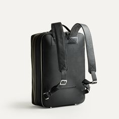 Notre sac ANTOINE est devenu un best seller au fil des années. Cette version 2024 est proposée dans une toile de coton sergé Kaki, associée à notre cuir noir. Un look résolument moderne pour ce sac à dos, qui n’en reste pas moins très élégant. La fonctionnalité a été encore améliorée, avec notamment une modification de la construction du compartiment avant pour lui permettre une ouverture pleine et entière à 180 degrés. L’espace ordinateur a également été retravaillé, avec une fermeture à glissi Medium Backpack, Backpack Travel Bag, Canvas Backpack, Toiletry Bags, Office Accessories, Leather Care, Travel Backpack, Weekender Bag, Sports Equipment