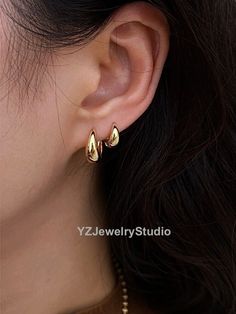 ❤️Huggie Hoops Dome Earrings 18k Solid Gold❤️ Dome huggie earrings in 18k solid gold, they are the perfect everyday small huggie hoop to finish your look.  Unlike 18k gold vermeil or gold filled, 18k solid gold pieces are made to last forever as it doesn't tarnish or discolour.  18k solid gold contains 75% of pure gold which makes it more valuable and luxurious. It is commonly found in high-end fine jewellery brands. You can pass your 18k solid gold jewelries down to the next generation. They ar Womens Gold Earrings, Dome Hoop Earrings, Hoop Huggie Earrings, Gold Huggies Earrings, Minimalist Teardrop Huggie Earrings For Anniversary, Tarnish Resistant 14k Gold Teardrop Huggie Earrings, Everyday Yellow Gold Teardrop Huggie Earrings, Hypoallergenic 14k Gold Teardrop Huggie Earrings, Hypoallergenic Teardrop 14k Gold Huggie Earrings