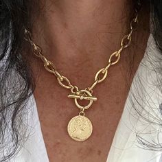 A beautiful gold coin necklace This Necklace with coin pendant is easy to match and will upgrade any outfit. This necklace has unique eye shaped links. Please note: length doesn't include the coin. For reference: in photos I'm wearing a 17" long necklace. This necklace is available in silver as well. Materials: Gold plated brass and elements - shiny finish Silver plated brass and elements - oxidized finish Measurements: Chain width: 0.3"/8mm Clasp diameter: 0.6"/1.5cm Coin diameter: 0.8"/2cm Bac Gold Medallion Necklace, Chunky Gold Necklaces, Coin Choker, Silver Coin Necklace, Gold Locket Necklace, Necklace Gold Chain, Thick Chain Necklace, Gold Chain Choker, Star Necklace Gold