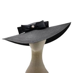 Discover the elegance of the Pamela Freya hat, a sophisticated accessory ideal for horse racing and special events. Perfect to wear on occasions such as the Victoria Derby Day, Kentucky Derby, Melbourne Cup and Royal Ascot, this hat stands out for its refined design. With a style that combines classic and modern, the careful and elegant details of the Pamela Freya add a touch of glamour to your look, ensuring that you are the centre of attention at any event. CRAFTING, QUALITY AND MATERIALS Hand Elegant Veils, Custom Embroidered Hats, Horse Races, Ascot Hats, Events Design, Event Stand, Elegant Hats, Gala Events, Hat Stands