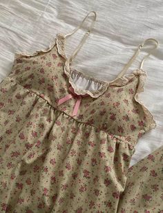 Cute Beach Clothes, Outfit Ideas Green, Floral Clothes, Floral Camisole, Cute Pajama Sets, Cute Pajamas, Sweet Floral, Lounge Set, Short Set