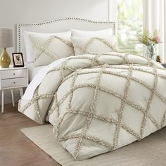 PRICES MAY VARY. Design - Merging innovative abstraction with vintage artistry, our ruffled diamond-stitched comforter offers versatility, year-round use and comfort of an ultra-fine fiber. Fabric - Exquisitely light yet rich in texture, tailored texture’s soft finish accentuates the luxurious touch of our comforter. Masterfully crafted with a lofty fill. What you Get - Over King size comforter (98 x 116'') with 2 standard pillow shams (20 x 36''). Petal-softness, Enveloping feel & Comfortable t Farmhouse Bedding Sets, Ruffle Comforter, Cama Queen Size, Boho Chique, Cama King Size, Queen Size Comforter, King Size Comforters, Lit King Size, Cama King