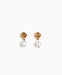 Dreamy rose earrings with pearl #rennnewyork #roseisarose #jewelry #sculpture #roseearring #artisanal jewelry Quiet Luxury Wedding, Tree Rose, Sophia Richie, Gertrude Stein, Nature Inspired Engagement Ring, Butterfly Earrings Stud, Gold Bangles Design, Rose Jewelry, Jewelry Lookbook