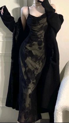 Aesthetic Dress Outfit Ideas, Dark Glamour Aesthetic Outfit, Villain Dresses Aesthetic, Black Dress Aesthetic Vintage, Fancy Dress Aesthetic, Dark Dress Aesthetic, Vampire Dress Aesthetic, Dark Feminine Dress, Prom Dresses Y2k