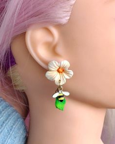 These adorable daisy Flower Earrings are the perfect heartfelt Valentine or Mother's day gifts for her! They are handmade jewelry with the utmost care and attention to detail, making them truly one-of-a-kind. These polymer clay earrings feature an adorable handmade daisy and a delicately dangling bright green leaf, all accompanied by a bumblebee charm. These floral earrings are sure to bring a smile to many faces.  The lightweight dainty dangle earring design ensures that they can be worn with e Summer Wedding Earrings, Easter Earrings, Spring Earrings, Spring Jewelry, Bee Earrings, Daisy Earrings, Earrings Dainty, Valentines Gifts For Her, Dainty Earrings