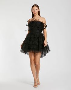 Este vestido, confeccionado en un delicado tul, presenta detalles de plumas que le aportan un toque de movimiento. El diseño sin tirantes realza tu silueta, mientras que la silueta ajustada y acampanada crea una forma favorecedora. Perfecto para eventos formales u ocasiones especiales, este vestido sin duda dejará una impresión duradera.



 Mac Duggal

 Tejido de tul (100% poliéster)

 Totalmente forrado en todo el cuerpo.

 Escote sin tirantes




 Sin mangas

 Detalle de bustier de plumas Destination Wedding Guest Dress, Fall Formal Dresses, Summer Bridesmaid Dresses, Fall Wedding Guest Dress, Black Tie Gala, Bride Groom Dress, Strapless Neckline, Evening Dresses Cocktail, Full Length Dress