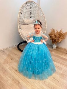 Elsa Frozen Pictures, Elsa Dress For Kids, Bridesmaids Colorful, Elsa Fancy Dress, Princess Dress For Kids, Elsa Crown, Elsa Outfit, Elsa Birthday Party, Frozen Outfits