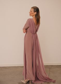 Nuestra exclusiva colección de vestidos de madrina de boda está disponible en nuestra tienda de Madrid (Hermosilla 8) y Sevilla. Ofrecemos una amplia y exquisita carta de colores para que encuentres el tono perfecto que complemente tu estilo. Reserva tu cita hoy y déjate asesorar por nuestras expertas mientras eliges y pruebas el vestido ideal para ti. Pide tu cita: Sevilla 954 96 96 14 | Madrid 914 99 75 73 | info@cherubina.com El vestido SISSY, pertenece a la colección de Madrina de Cherubina. Vestido largo de crepe de seda y gasa. Escote caja y manga larga. Falda recta. Adornado con dos tiras de gasa larga, fruncidas en la cintura. Escote trasero en pico. Cierre trasero con cremallera invisible. Totalmente forrado. COMPOSICIÓN: 88% triacetato. 20% poliéster. Long Sleeve Pre-draped Maxi Dress For Wedding, Long Sleeve Evening Dress With Pleated Bodice For Gala, Long Sleeve Maxi Dress With Ruched Bodice, Long Sleeve Evening Gown With Ruched Bodice, Long Sleeve Ruched Evening Dress For Gala, Evening Gown With Ruched Bodice And Long Sleeves, Ruched Long Sleeve Evening Dress For Gala, Fitted Bodice Dress With Long Sheer Sleeves, Long Sleeve Gown With Ruched Bodice For Evening