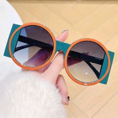 Women Circle Square Fashionable Sunglasses. It's A Lovely Accessory To Add To Your Collection For Summer/Traveling. Colour Blocking Fashion, Oversized Round Sunglasses, Round Sunglasses Women, Party Sunglasses, Look Retro, نظارات شمسية, Beach Sunglasses, Pink Frames, Retro Pop