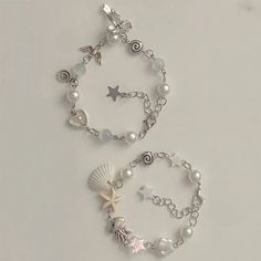 A Bracelet Idea, Cute Charm Bracelet, Beaded Bracelets Cute, Matching Charm Bracelets, Shell Bracelet Ideas, Aesthetic Gifts Ideas, Matching Bracelet Ideas, Cute Bracelets Ideas, Crystal Bracelet Ideas