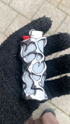 Ceramic Lighter Case, Cool Lighter Designs, Lighter Cover Clay, Painted Lighter Aesthetic, Diy Lighter Design, Diy Lighter Case, Painted Lighters, Clay Lighter Case, Diy Lighter