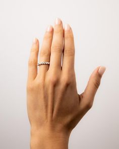 ¿Está buscando la alianza de diamantes perfecta para agregar una elegancia atemporal a su colección de joyas? No busque más, el apilador de puntas compartido con rondas. Este hermoso y clásico diseño no solo resistirá el paso del tiempo, sino que también agregará un toque único que seguramente brillará. Con diamantes redondos de tamaño generoso en un engaste de puntas compartidas, este estilo permite un mínimo de metal y pone toda la atención en los diamantes brillantes. Es más, este anillo combina perfectamente con todos y cada uno de los anillos de compromiso sin excepción, por lo que puedes quedártelo para ti o regalárselo a un ser querido. Ahora es tu oportunidad de destacar entre la multitud y deslumbrar a todos con esta hermosa pieza de joyería atemporal.


 banda de 2,9 mm

 1,00 qu Classic 14k Gold Diamond White Wedding Ring, Timeless Marquise Cut Diamond Ring For Wedding, Classic 14k Gold Diamond Wedding Ring, Timeless Diamond White 14k Gold Wedding Jewelry, Classic Cubic Zirconia Diamond Ring Marquise Cut, Lab Grown Emerald Cut Diamond Wedding Ring, Emerald Cut Lab Grown Diamond Wedding Jewelry, Wedding Jewelry In 14k White Gold With Round Band, Emerald Cut Lab Grown Diamond For Wedding