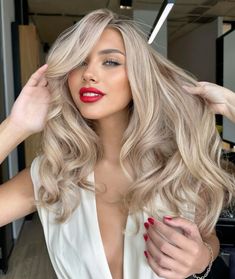 Christmas Blonde Hair, Blonde Hair For Pale Skin Green Eyes, Blonde Hair Pale Skin Green Eyes, Light Summer Hair Color, Creamy Beige Blonde, Blonde Balayage With Bangs, Easy Baked Bbq Chicken, Baked Bbq Chicken Breast, Barbie Blonde Hair