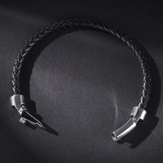 Nous vous présentons notre bracelet minimaliste classique intemporel, fabriqué en acier inoxydable et en PU de haute qualité. Ce bracelet élégant et stylé est parfait pour toutes les occasions, qu'il s'agisse de sorties décontractées ou d'événements formels. Avec son design simple et classique, il rehaussera n'importe quelle tenue sans effort. Minimalist Bangle With Stainless Steel Clasp, Everyday Stainless Steel Braided Bracelet, Modern Everyday Braided Bracelets, Modern Braided Bracelets With Stainless Steel Clasp, Modern Braided Bracelet With Stainless Steel Clasp, Classic Black Chain Bracelet For Everyday, Elegant Braided Bracelet With Stainless Steel Clasp, Minimalist Silver Braided Bracelet With Stainless Steel Clasp, Minimalist Everyday Bracelet With Stainless Steel Clasp