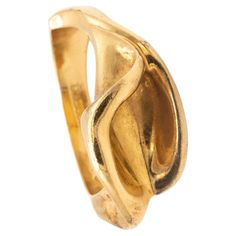 Rare ring designed by Elsa Peretti (1940-2021) for Tiffany & Co. An sculptural free form ring designed by Peretti, back in the 1980's in the shape of a calla lily. Is a beautiful abstraction of the flower, crafted in solid 18 karat of high polished yellow gold. This little sculpture have a reminiscence to the flowers , painted by the American artist women, Georgia O'Keeffe (1887-1986). Have a total weight of 7.94 grams and the actual size is 7, sizable. The top view measures are 22 mm by 11 mm. Stamped, with the maker's mark, the gold assay hallmarks and signed, "TIFFANY & CO. 18 K PERETTI". Elsa Peretti, was a very famous designer that joined Tiffany & Co in the 1974 and change the complete role of diamonds and color gemstones in fashion for the everyday wear and elevating the status of t Freeform Ring, Lily Ring, Flowers Earrings, Georgia O Keeffe, Gold For Sale, O Keeffe, Elsa Peretti, Tiffany And Co, Calla Lily