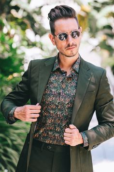 Cocktail Wedding Suit Men, Green Suit Summer Wedding, Floral Shirt With Blazer Men, Floral Suit Men Wedding, Green Suit Outfit Men, Floral Suits For Men, Festive Cocktail Attire Men, Suit With Floral Shirt, Pattern Suit Men