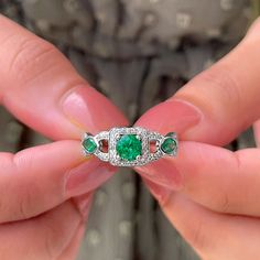 Productdetails
Laat buitengewone schittering zien met de sieraden die je bij je draagt, deze Vintage Emerald Ring is artistiek vervaardigd in goud voor een weelderige aantrekkingskracht. De ronde diamant vormt een weelderig accent op de gekruiste schacht, terwijl de ronde en markiezinvormige smaragd de charme van deze ring zijn. Deze smaragdgroene ring zal de schoonheid van uw speciale gelegenheid vergroten.

Productinformatie

SKU
SHP-RINGS122041484


Breedte
8 mm


Hoogte
5 mm


Gewicht
3,13 g Luxury Diamond Ring With Emerald Accent Stones, Art Deco Emerald Ring With Diamond, Emerald Ring With Brilliant Cut For Promise, Emerald Rings With Diamond White Halo Setting, Diamond Ring With Prong Setting For May Birthstone, Luxury Emerald Ring With Diamond, Luxury Halo Ring With Gemstone For Gift, Exquisite Halo Ring With Round Shape For Gift, Exquisite Round Halo Ring Gift