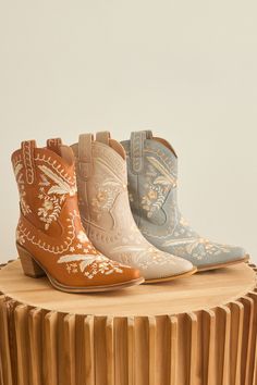 Delicate florals dance across these boots, adding a touch of unique personality and charm. The classic pointed toe and stacked heel nod to the timeless style of the Wild West. Wedding Dress Cowboy Boots, Bridal Cowboy Boots, Stagecoach Outfits, Vegan Cowboy Boots, Bride Boots, Cowgirl Boots Wedding, Wedding Shoes Boots, Custom Cowboy Boots, Dresses With Cowboy Boots