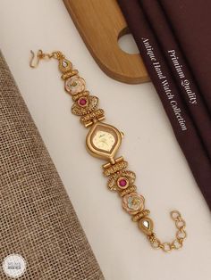 Description :- Vintage Women Watch, Gold Watch, Minimalist Watch, Dainty Watch, Vintage Watch, Dainty Gold Watch, Womens Gold Watch, Watch Gift, Watch Gift yourself a royal look with this perfectly crafted kundan necklace set from Manalisstudio. Crafted with high quality, it is impressive in design. The green enamel artwork adds perfect texture to the design. Perfect for weddings and festivities, this antique necklace set should be put on with your favorite sari or lehenga. 100% Satisfaction. Lo Gold Vintage Watch Women, Womens Gold Watch, Dainty Gold Watch, Gold Vintage Watch, Dainty Watch, Watch Minimalist, Vintage Gold Watch, Watch Womens, Henna Tattoo Designs Simple