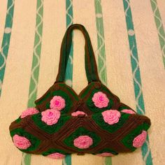 1pc Flowers, green leaves, grass, earth, 100% hand-woven handbags, handmade bags 1pc Size: Overall height: 45cm  including strap length Height: 15cm Width: 19.5cm Length: 39cm Net Weight: 520g Material: Pink flowers: 100% pure wool thread Other parts: 100% cotton wool (non-elastic) Features: 100% hand woven no trademark, folk art brand new Only one item in stock Handbag Theme: garden Style Description: Pink flower heart, pink flowers, green leaves, lawn, soil Master's Quote: I knitted a han Green Handheld Straw Bag For Shopping, Green Top Handle Beach Bag, Green Woven Handheld Straw Bag, Green Handheld Woven Straw Bag, Handheld Green Woven Straw Bag, Green Handheld Straw Bag For Travel, Green Top Handle Straw Bag For Vacation, Green Hobo Shoulder Bag For Vacation, Green Handheld Shoulder Bag For Vacation