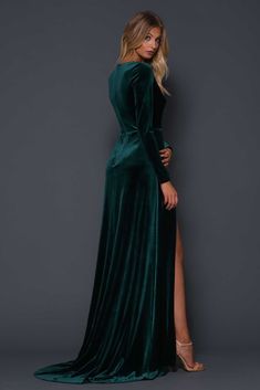 Winter Formal Dresses Long Sleeve Classy, Green Long Sleeve Dress Formal, Formal Dress Midsize, Midsize Dresses Wedding Guest, Godmother Dress Wedding, White Mini Dress Outfit, Green Velvet Dress, Velvet Gown, Elegant Dresses Classy