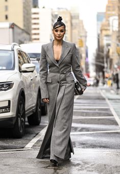 New York February, New Street Style, New York Fashion Week Street Style, Nyfw Street Style, Beige Bag, Street Snap, Street Style Trends, Christian Siriano, Oversized Blazer