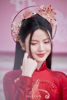 Vietnamese Hairstyles Ao Dai, Vietnamese Hairstyles, Traditional Vietnamese Wedding, Vietnamese Traditional Clothing, Pre Wedding Photoshoot Outfit, Fantasy Hair, Romantic Lighting, Chinese Wedding