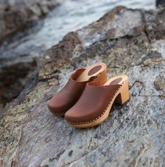 Comfortable Closed Toe Natural Clogs, Casual Wood Mules With Round Toe, Vintage Brown Mules With Leather Footbed, Closed Toe Mules With Wooden Heel, Natural Color Slip-on Clogs With Leather Sole, Vintage Brown Mules With Leather Sole, Casual Wooden Clogs With Wooden Heel, Natural Leather Sole Slip-on Clogs, Wooden Slip-on Mules