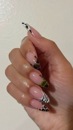 Medium Oval Nails Acrylic, Moon Shape Nails, Nurse Nails, Cheese Manicotti, Almond Acrylic Nails Designs, Tapered Square Nails, Pointy Nails, Mode Zara, Beige Nails