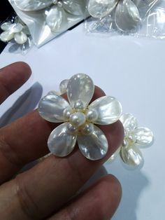 material:natural shell quantity:2pcs size:approx.30-40mm note:have larger stock and offert wholesale price. White Mother Of Pearl Flower Earrings, Brass Pendants, Art Deco Pendant, Pearl Shell, Worry Stones, Shell Jewelry, Crystal Gifts, Rose Petals, Pendant Earrings