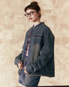 A denim jacket with a loose silhouette that exudes a seasonal look and presence.

Another great thing about it is that it has a length that covers your hips, giving you a neat overall look.

Just add one piece to a simple outfit to add style.

◾️Model
Height/Weight: 160cm/42kg
Try-on size: L




Size (cm)
Length
Shoulder
Chest
袖�丈


S
62.5
52
116
63


M
64.5
53
120
64


L
66.5
54
124
65 Collarless Denim Jacket, One Piece Top, Simple Outfit, Strike A Pose, Fur Jacket, Model Height, Simple Outfits, Try On, Skirt Set